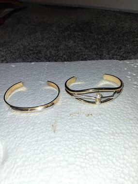 Vintage Gold Tone Cuff Bracelet Lot 2pc Mid Century Arrow Golf Theme Open Bangle